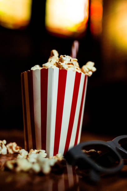 istock Pop corn Time cocktail - Chill lunette vintage pop corn 1314917948