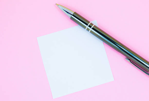 Blank white To Do List Sticker with pen. Searching information on the Internet. blanco en blanco para hacer lista pegatina con pluma. buscar información en internet.