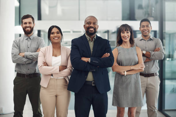 retrato de um grupo de empresários que estão juntos em um escritório - fotografia de grupo - fotografias e filmes do acervo