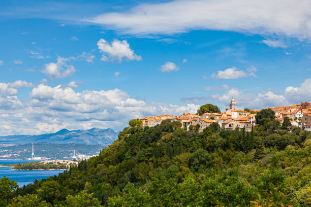 vista del skyline matutino de omialj, isla krk - krk fotografías e imágenes de stock