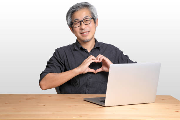 일하는 아시아 남자 - heart shape business valentines day businessman 뉴스 사진 이미지