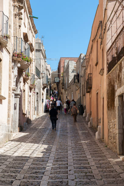 via vittorio emanuele en erice - trapani sicily erice sky fotografías e imágenes de stock