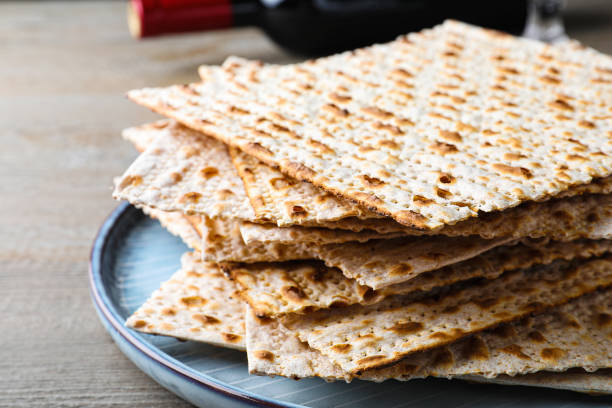 стек традиционных мацо на деревянном столе, крупным планом - unleavened bread стоковые фото и изображения