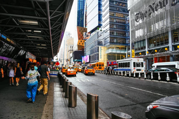 straßenszene in der 8th avenue an einem regnerischen tag in new york - times up stock-fotos und bilder