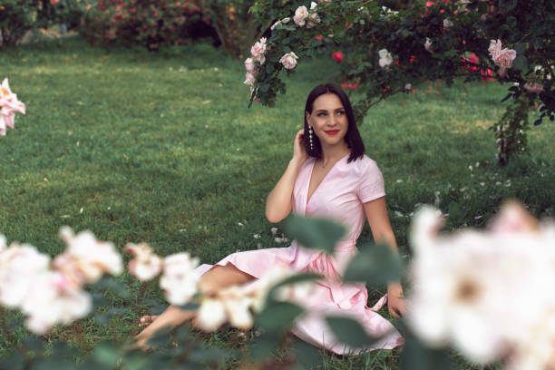 joven en parque de primavera - 11305 fotografías e imágenes de stock