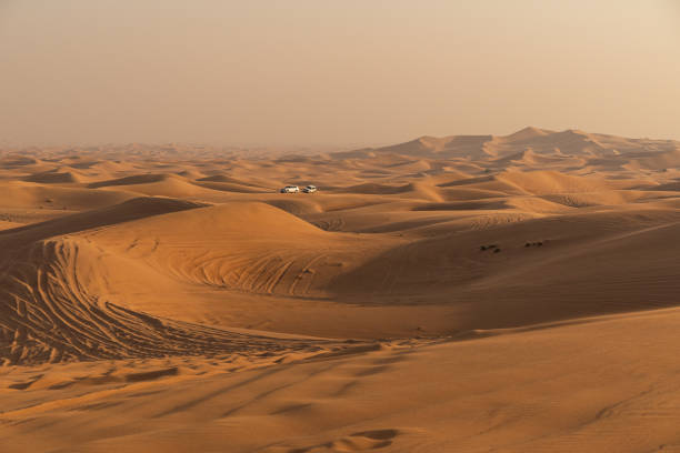 excursion safari dans le désert aux émirats arabes unis. voiture de safari de désert de quatre roues motrices conduisant dans le panorama de sable de désert - 4x4 desert sports utility vehicle dubai photos et images de collection