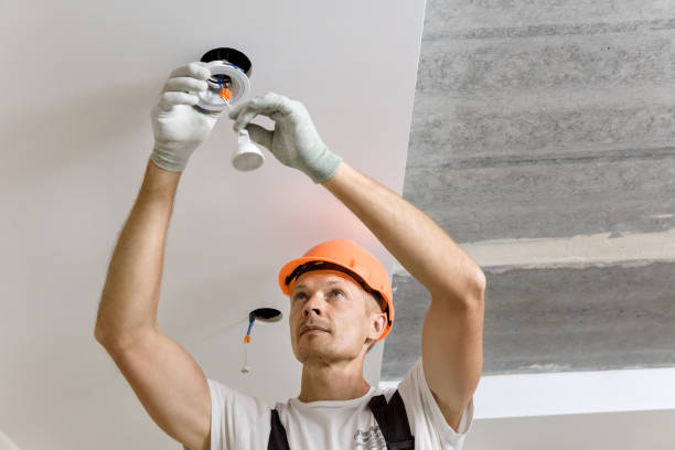 l'elettricista sta installando faretti a led sul soffitto. - house indoors lighting equipment ceiling foto e immagini stock