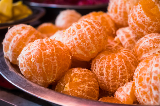 Un montón de naranjas peladas maduras frescas, buena fuente de vitamina C, fruta de refuerzo de inmunidad photo