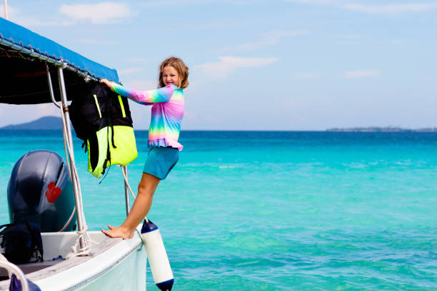 niño saltando al agua del mar. vacaciones en yates. - clear sky water sports and fitness yacht fotografías e imágenes de stock