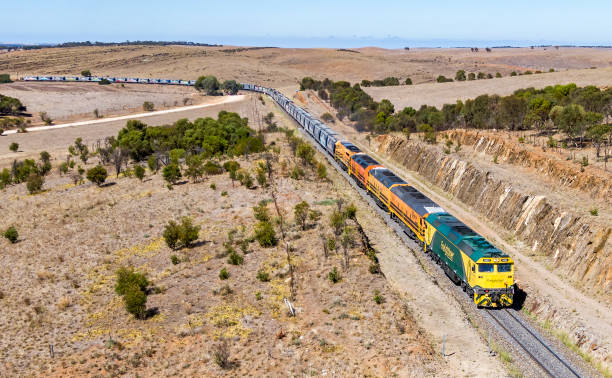 luftbild one rail australia beladen getreidezug durch sanfte hügel - land vehicle rail freight locomotive australia stock-fotos und bilder