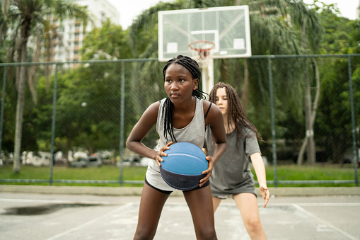 Adolescentes jugando al baloncesto en su barrio de Brasil photo