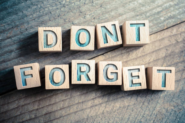 don't forget written on wooden blocks on a board - reminder concept - forget me not imagens e fotografias de stock