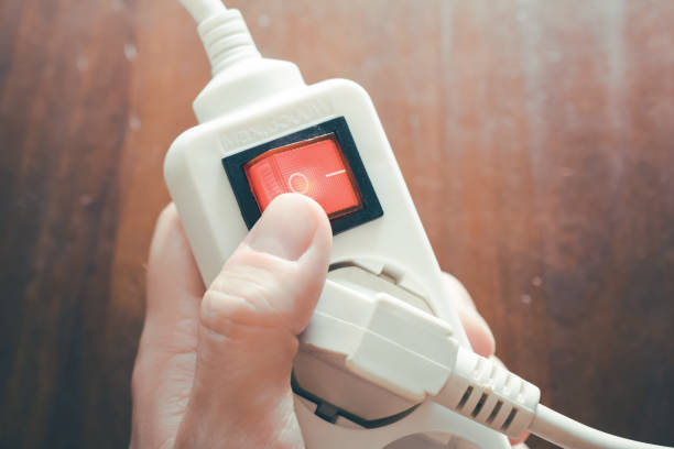 tira de potencia de mano y interruptor rojo pulsante, concepto de energía de ahorro - electric plug outlet pulling electricity fotografías e imágenes de stock