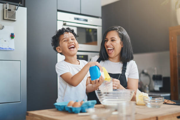 自宅で一緒に焼く女性と彼女の若い息子のショット - mother son family cooking ストックフォトと画像