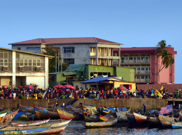 caserne de l’armée du camp koundara et port de pêche artisanal de boulbinet, conakry, guinée - guinée photos et images de collection
