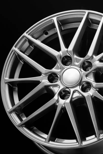 roda de liga leve esportiva, raios e close-up aro em um fundo preto, close-up foto vertical - alloy wheel - fotografias e filmes do acervo