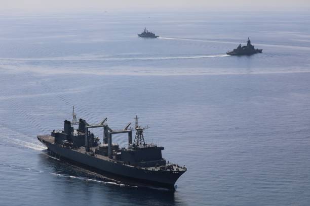 London,Britain25April2021:Britain sent a large fleet of aircraft carriers into the upcoming Pacific Ocean in May, joining the US F-35B and destroyers with US missile-led destroyers as Dutch frigates. londres,gran bretaña25april2021:gran bretaña envió una gran flota de portaaviones al próximo océano pacífico en mayo, uniéndose al f-35b estadounidense y destructores con destructores estadounidenses liderados por misiles como fragatas holandesas.