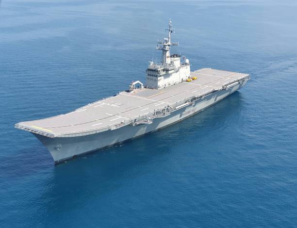 London,Britain25April2021:Britain sent a large fleet of aircraft carriers into the upcoming Pacific Ocean in May, joining the US F-35B and destroyers with US missile-led destroyers as Dutch frigates. londres,gran bretaña25april2021:gran bretaña envió una gran flota de portaaviones al próximo océano pacífico en mayo, uniéndose al f-35b estadounidense y destructores con destructores estadounidenses liderados por misiles como fragatas holandesas.