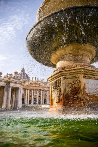 로마 성 베드로 대성당 광장의 분수에서 물 방울을 암시하는 경치 - statue st peters basilica fountain state of the vatican city 뉴스 사진 이미지