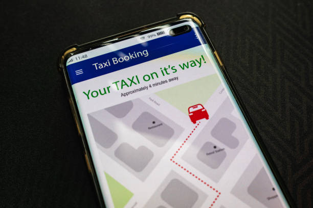 istock Your taxi dispatched message smartphone screen app 1314982822