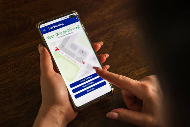 istock Your taxi dispatched message smartphone screen app 1314982943