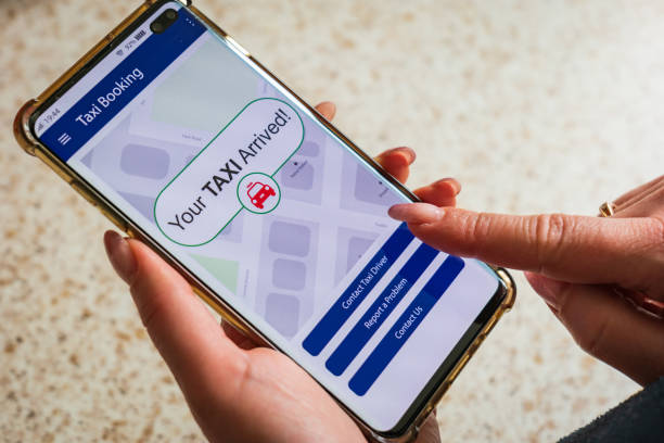 istock Your taxi arrived message smartphone screen app 1314982980