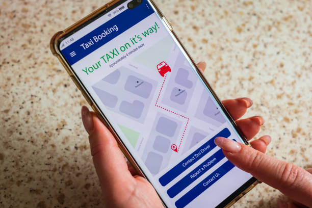 istock Your taxi dispatched message smartphone screen app 1314982989