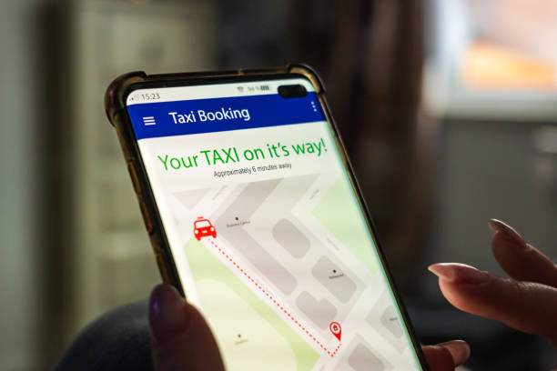 istock Your taxi dispatched message smartphone screen app 1314983016