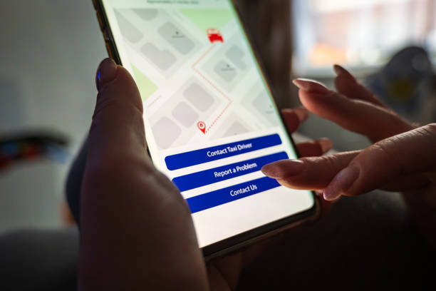 istock Your taxi dispatched message smartphone screen app 1314983023