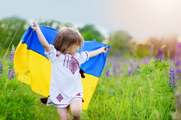 garota em bordados tradicionais com bandeira da ucrânia - parade flag child patriotism - fotografias e filmes do acervo