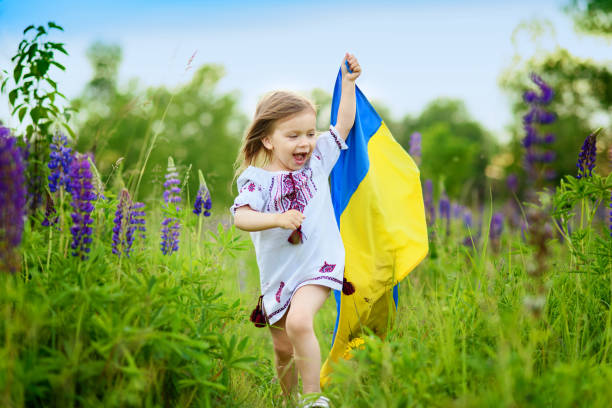 garota em bordados tradicionais com bandeira da ucrânia - parade flag child patriotism - fotografias e filmes do acervo