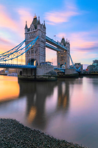 lever de soleil de passerelle de tour de londres - london england sunlight morning tower bridge photos et images de collection