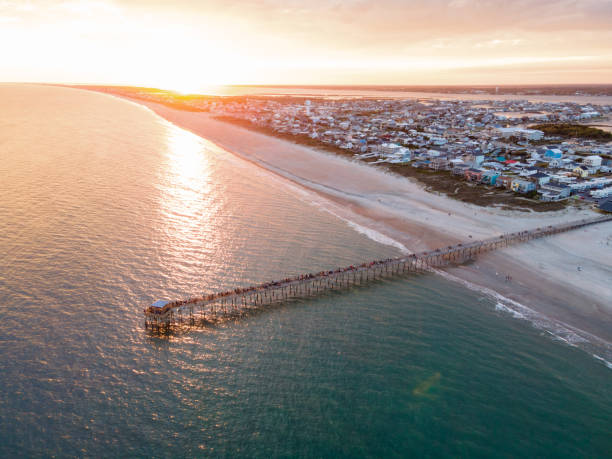 vista de drones del muelle de oceanana en atlantic beach, carolina del norte al atardecer - beaufort fotografías e imágenes de stock