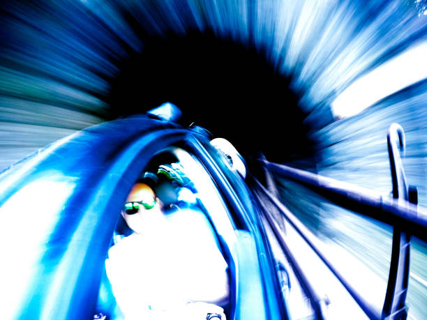 imagen abstracta de desenfoque de movimiento de alto contraste de un coche saliendo del túnel - high key portrait color image travel locations fotografías e imágenes de stock