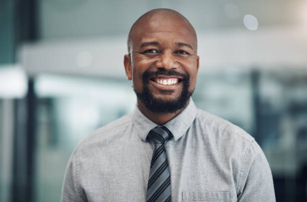 현대 사무실에서 일하는 자신감 있는 성숙한 사업가의 초상화 - african descent human face smiling portrait 뉴스 사진 이미지