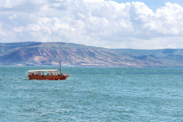 лодка в галилейском мо�ре - lake tiberius стоковые фото и изображения