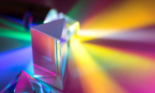 треугольная оптическая призма - refraction of light стоковые фото и изображения