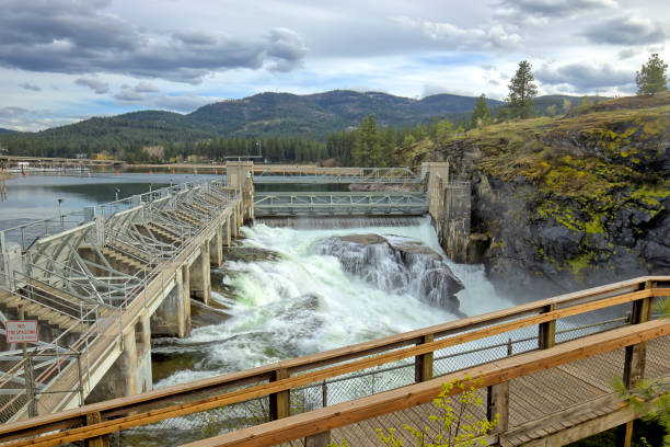 Post Falls Dam w północnej idaho. – zdjęcie