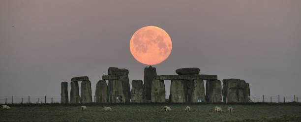 luna piena su stonehenge panorama - stonehenge ancient civilization religion archaeology foto e immagini stock