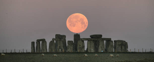 pełnia księżyca nad stonehenge panorama - stonehenge ancient civilization religion archaeology zdjęcia i obrazy z banku zdjęć