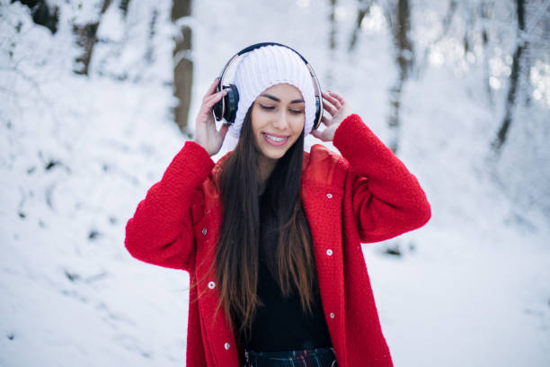 mujer hermosa - fresh snow audio fotografías e imágenes de stock