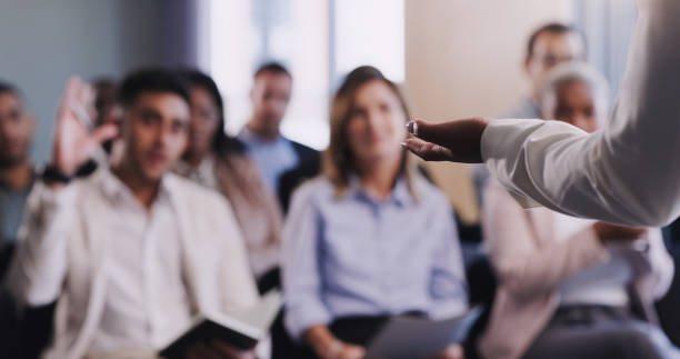 zbliżenie strzał nierozpoznawalny bizneswoman dostarczanie prezentacji podczas konferencji - talking to audience zdjęcia i obrazy z banku zdjęć