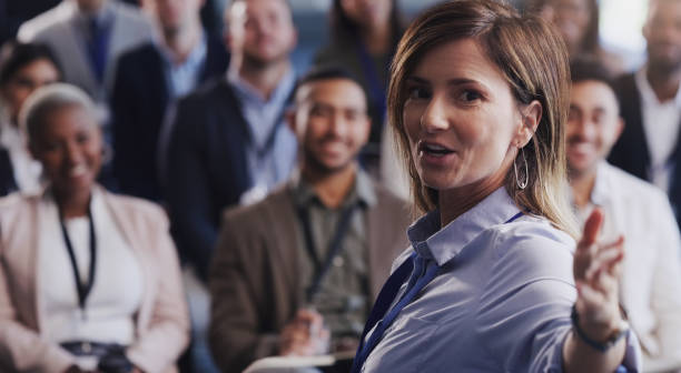 tiro de uma empresária madura fazendo uma apresentação durante uma conferência - discurso programático - fotografias e filmes do acervo