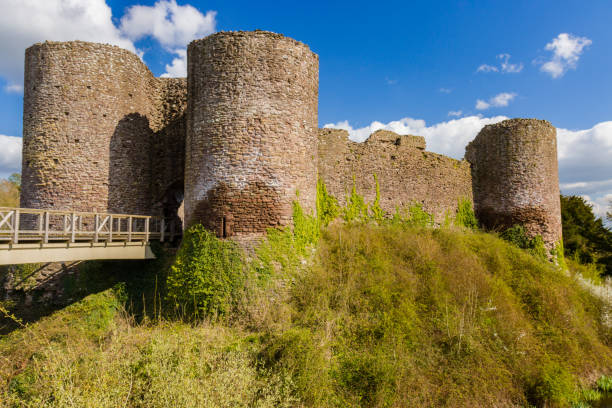 restos das paredes e torres de um castelo medieval no país de gales (castelo branco) - monmouth wales - fotografias e filmes do acervo