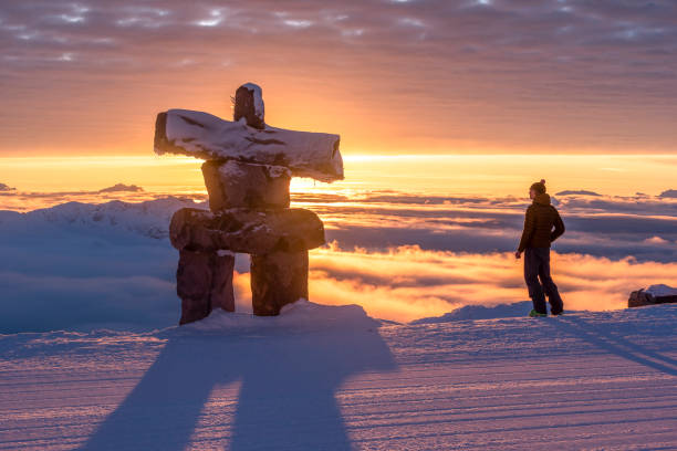 montagnes enneigées illuminées par la lumière du matin - canadian culture inukshuk mountain whistler photos et images de collection