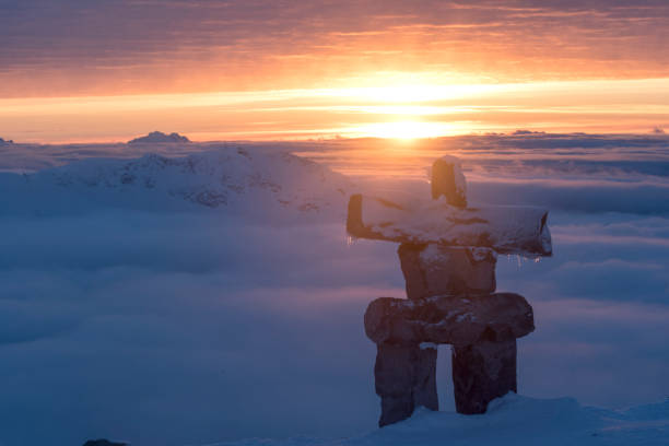 inukshuk dans la lumière tôt le matin - canadian culture inukshuk mountain whistler photos et images de collection