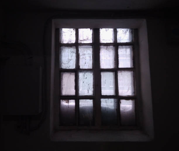 ventana sucia oscura con barras en la habitación - 5908 fotografías e imágenes de stock