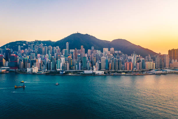 hong kong cityscape utsikt från himlen - victoriahamnen bildbanksfoton och bilder