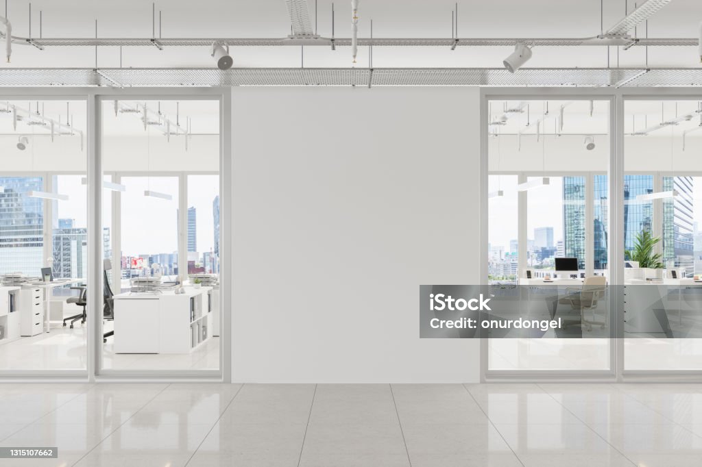 Moderne senkoffenes Büro mit weißer Leerwand und Stadtbild Hintergrund - Lizenzfrei Büro Stock-Foto