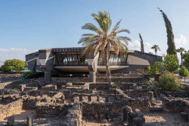 vista da igreja de peregrinação de são pedro em cafarnaum israel - bible spirituality contemporary new - fotografias e filmes do acervo